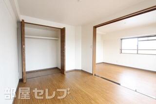 隣とつながっているお部屋です。