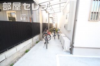 屋根付きの駐輪場あります。