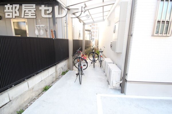 屋根付きの駐輪場あります。
