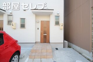 玄関までのアプローチもお洒落。