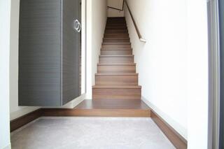 お洒落な下駄箱付きの玄関です。