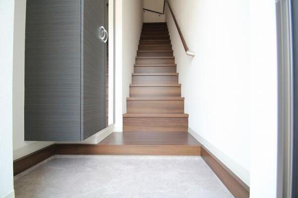 お洒落な下駄箱付きの玄関です。
