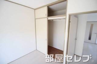 奥行きのある収納。他号室の写真です。