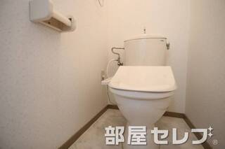 温水洗浄便座。他号室の写真です。