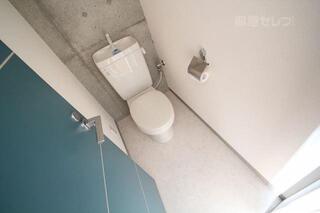 トイレで考え事でも。