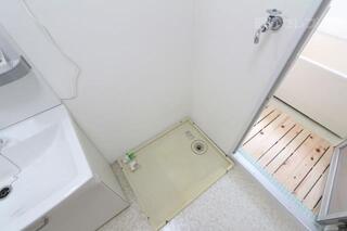隣の洗面台で服の汚れを落としてから洗濯機で洗うこともできますね。