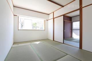 出窓部分に小物などを置いてもオシャレですね。