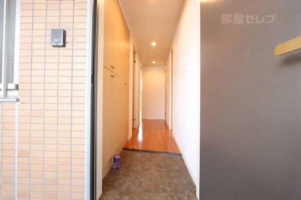 玄関は綺麗な大理石で綺麗です。