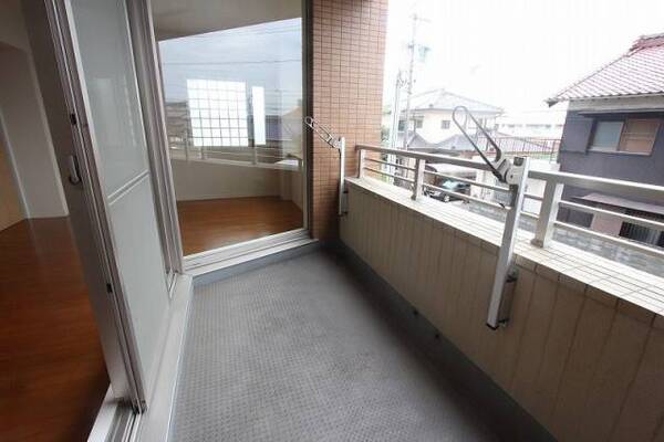 広いバルコニーで洗濯物も楽に干せます。