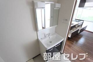 独立洗面で朝の準備もラクラク。