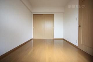 北側の洋室6帖のお部屋です。
