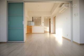 写真は角部屋の画像です