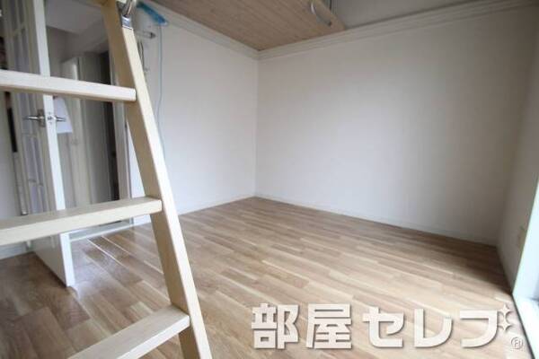 白を基調としたお部屋です。