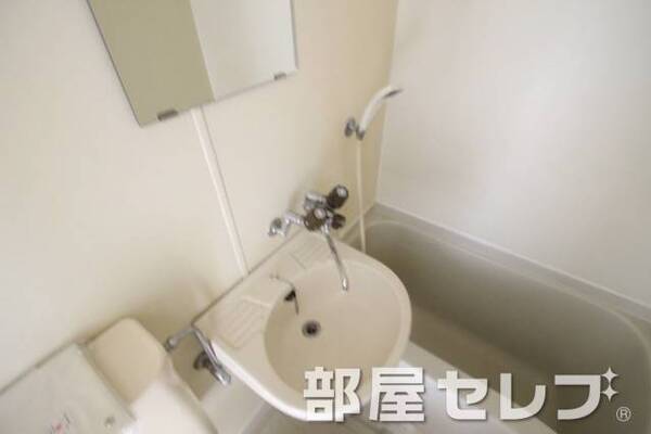 鏡付き洗面台。