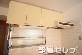 キッチン上部収納。