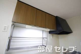 キッチン上部収納。