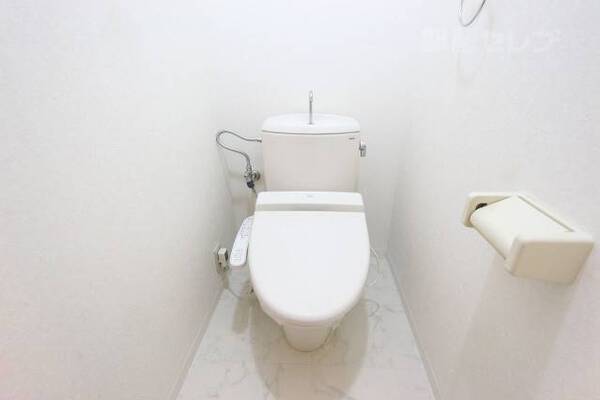 ウォシュレットつきの個室トイレです