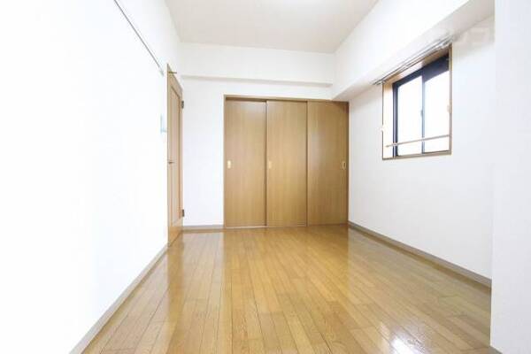 こちらのお部屋にもバルコニーついてます