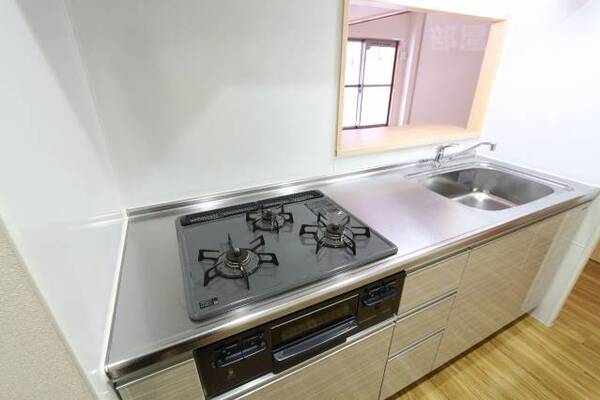 3口コンロのシステムキッチンです
