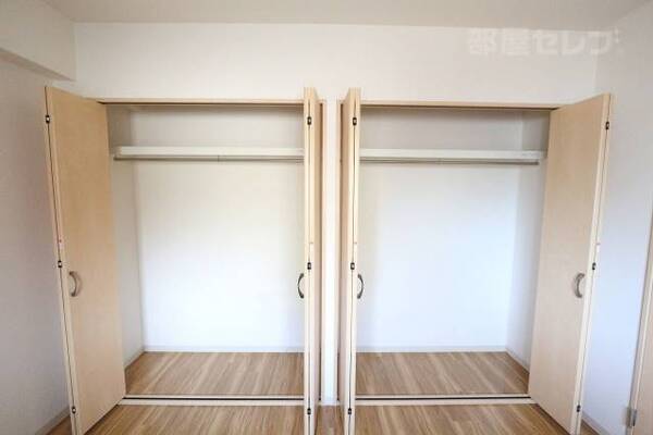 パイプハンガー付きのクローゼットが２つもあります