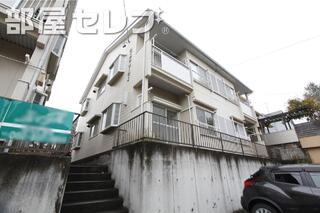 2階建ての低層住宅。