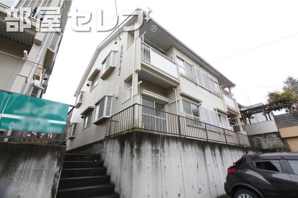 2階建ての低層住宅。