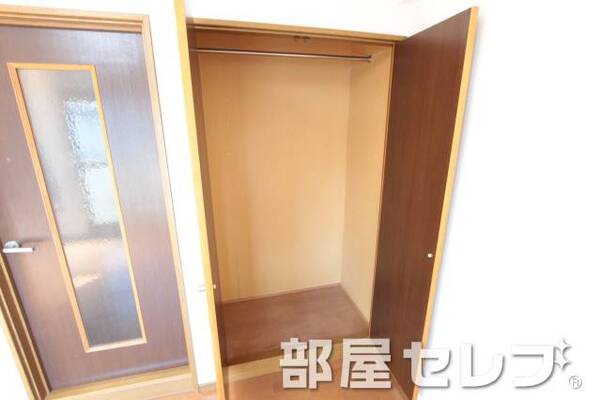 使いやすいサイズの収納です。