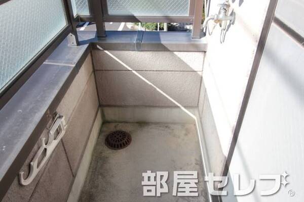 室外洗濯機置場になります。