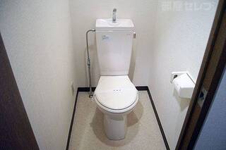 落ち着く内装のトイレです
