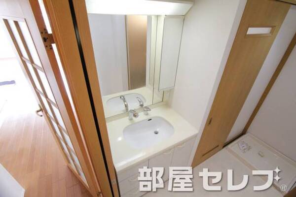独立洗面化粧台。
