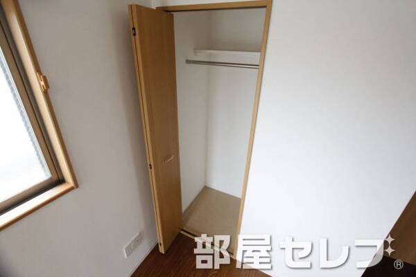 各部屋に収納あります。