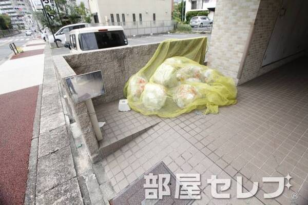 敷地内ゴミ置き場。