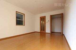 かなり広め。家具の配置にも余裕がありますね。