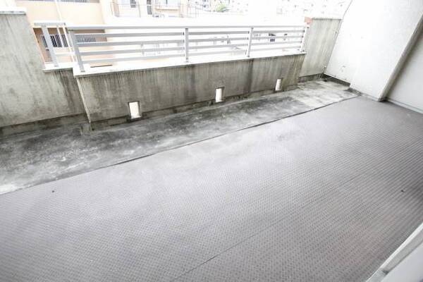 広すぎるバルコニー。