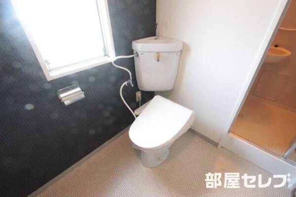 お手洗いは洗面所と同じ場所にあります。