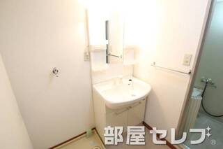 独立洗面で朝の準備もラクラク。