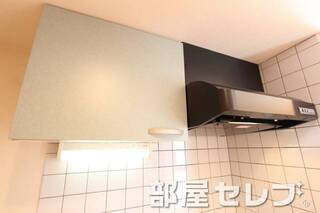 キッチン上部収納。