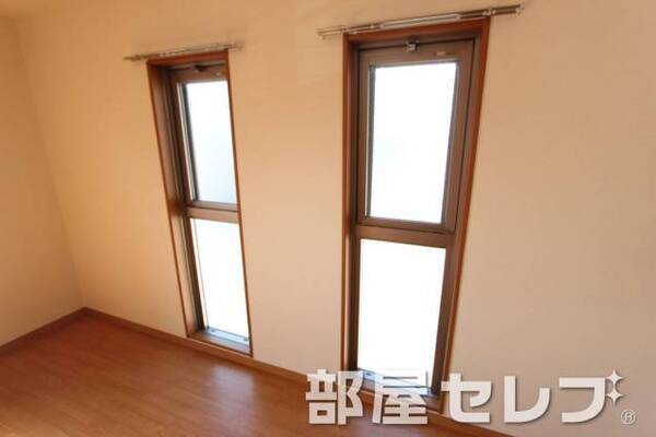 角部屋ならではの小窓。