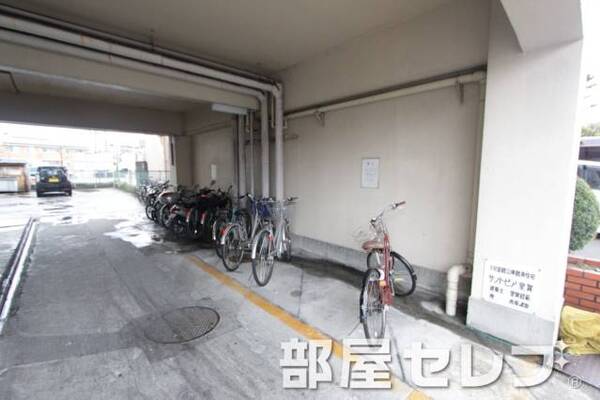 駐輪場ですｊ。