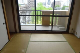 南側、6帖の和室のお部屋です。