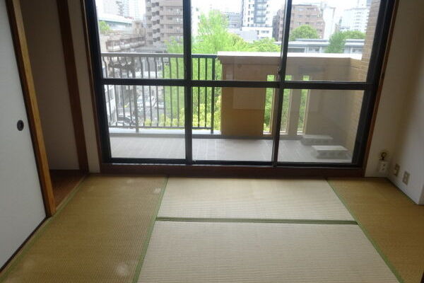 南側、6帖の和室のお部屋です。