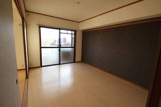 南向き洋間　アクセントクロスがお洒落です