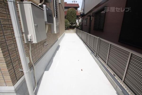 家を囲むようにテラスがあります！！！