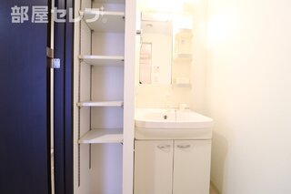 爽やかな印象のトイレットルーム。(反転タイプ）