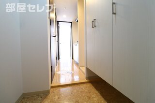 明るい玄関は楽しい毎日が想像出来ます。(反転タイプ）