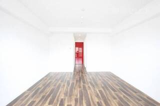 真っ白な壁にかっこいい真っ赤な扉が映えるお部屋です