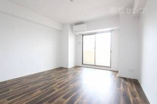 明るい光が差し込んでくるお部屋です