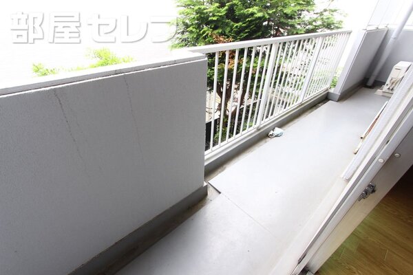 バルコニー広く、洗濯物多く干せます。
