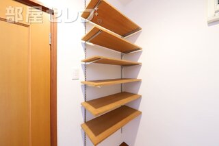 棚は高さ調整できるので、ブーツなども収納できます。