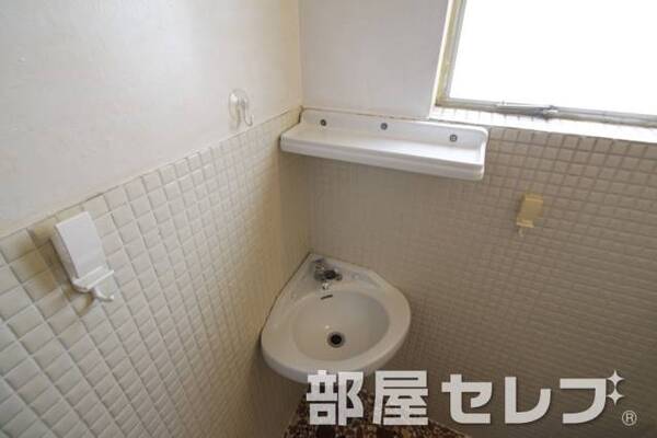 浴内洗面台。